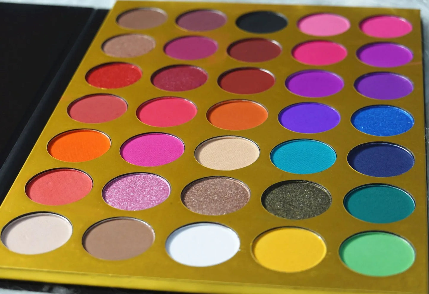 35-color matte glitter eyeshadow palette