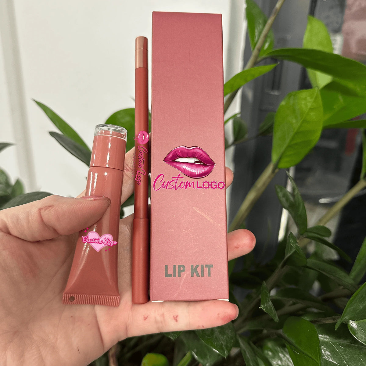 Low Moq Glossy 8 Colors Lip Gloss Matte High Pigment Lip Liner Nude Vegan Lip Kit With Private Label
