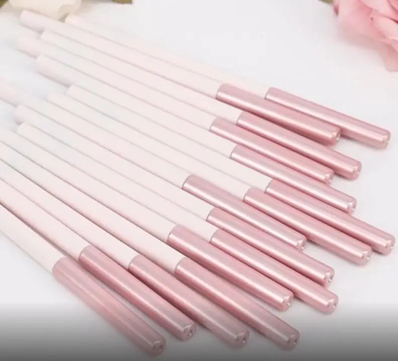 Retractable matte lip liner