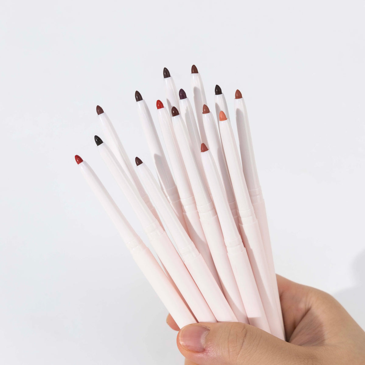 Retractable lip liner with sharpener