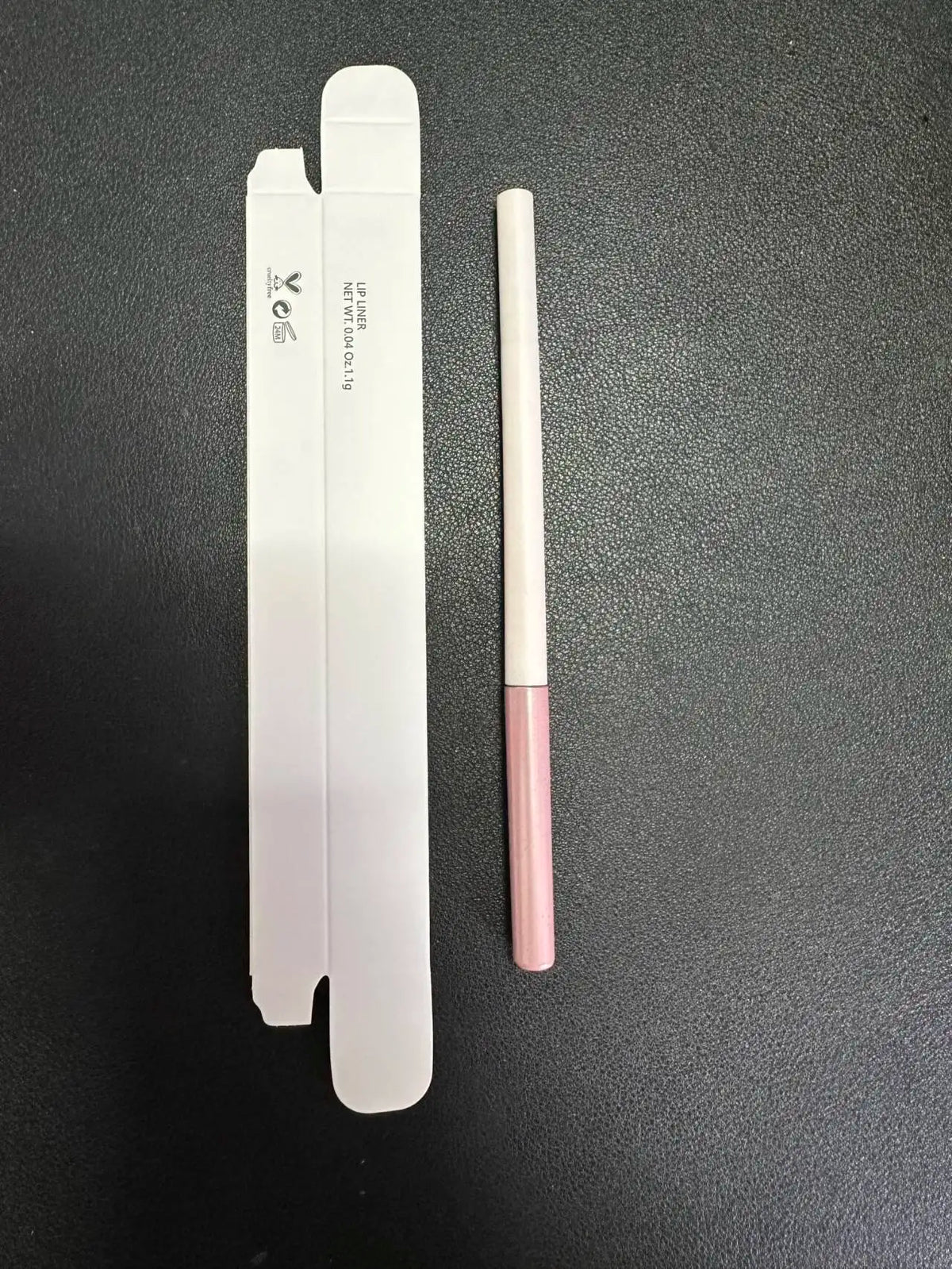 Retractable matte lip liner