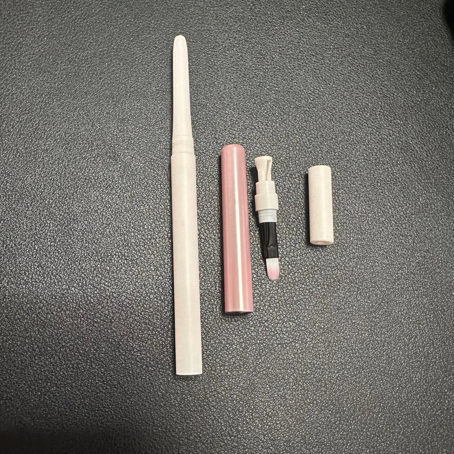 Retractable matte lip liner