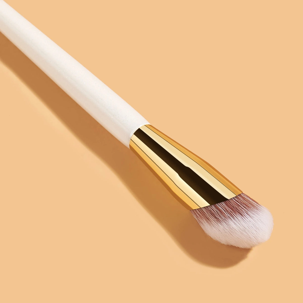 Private Label White Wood Handle Mini Flat Fiber Hair Angled Cosmetic Concealer Brush Single Makeup Brush